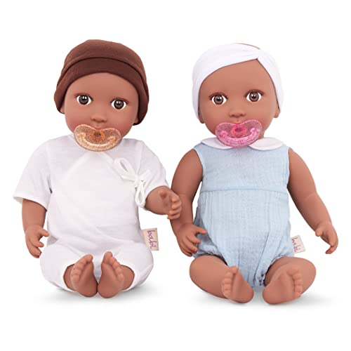 Babi 2 Baby Puppen Zwillinge Mädchen Junge mit Kleidung und Schnuller – Weiche 36 cm Puppen mit dunklerem Hautton und braunen Augen – Spielzeug Set ab 2 Jahren von Babi