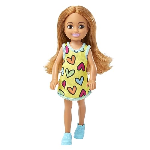 Barbie Chelsea-Puppe - 15 cm große Puppe mit Herzmuster-Kleid, blondem Haaren und blauen Augen, inkl. Outfit für kreativen Spielspaß, Geschenk für Kinder von 3 bis 7 Jahren, HNY57 von Barbie