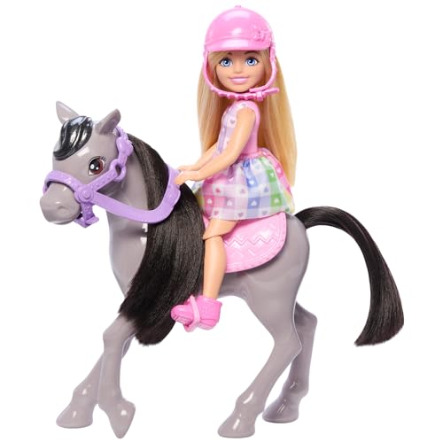 Barbie Chelsea und Pony Puppe und Pony - Aufsatteln zur Spielzeit für sicheres Sitzen auf dem Pferd, rosa Sattel und Steigbügeln, inklusive Helm und süßem Karo-Kleid, für Kinder ab 3 Jahren, HTK29 von Barbie