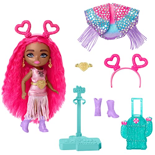 Barbie Extra Fly Reisepuppe - Mini Puppe mit Wüstenoutfit, glitzerndem Cape und Kaktus-Koffer, bewegliche Ellbogen und Knie für modebewussten Spielspaß, für Kinder ab 3 Jahren, HPB19 von Barbie