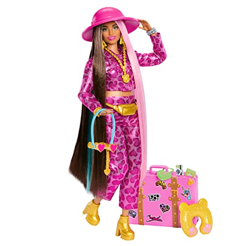 Barbie Extra Fly - Safari-Reise-Puppe mit pinkem Outfit und Zubehör, beweglicher Körper, 15 Accessoires inklusive Koffer, Pass und Fernglas, für Kinder ab 3 Jahren, HPT48 von Barbie