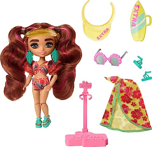 Barbie Extra Minis - Reisepuppe mit tropischem Badeanzug, Sarong und Accessoires wie Surfbrett-Tasche, Muschel-Sonnenbrille und Palmenblätterohrringen, für Kinder ab 6 Jahren, HPB18 von Barbie