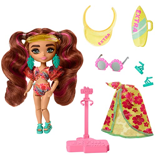 Barbie Extra Minis - Reisepuppe mit tropischem Badeanzug, Sarong und Accessoires wie Surfbrett-Tasche, Muschel-Sonnenbrille und Palmenblätterohrringen, für Kinder ab 6 Jahren, HPB18 von Barbie