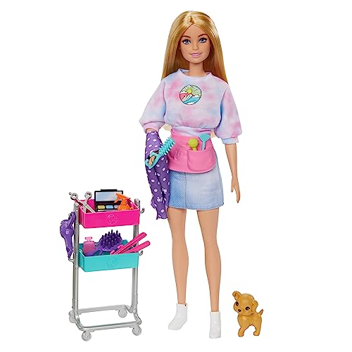 Barbie On Set Malibu Puppe und Zubehör - Frisierwagen, Haar- und Make-up-Accessoires, Schürze, Hündchen, für Kinder ab 3 Jahren, HNK95 von Barbie