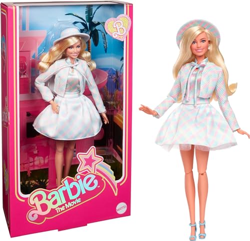 Barbie The Movie - Puppe Filme Fans, Margot Robbie, Sammelpuppe mit blau-kariertem Outfit, passendem Hut und Jacke, als Geschenk für Kinder ab 3 Jahren geeignet, HRF26 von Barbie