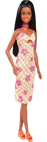 Barbie Fashionistas-Puppe Nr. 233 mit schwarzem Haar, orangefarbenem Midi-Karokleid mit rosa Blumen, Halskette und Sandalen, HYT91 Barbie Fashionistas-Puppe Nr. 233 mit schwarzem Haar, orangefarbenem Midi-Karokleid mit rosa Blumen, Halskette und Sandalen, HYT91 von Barbie