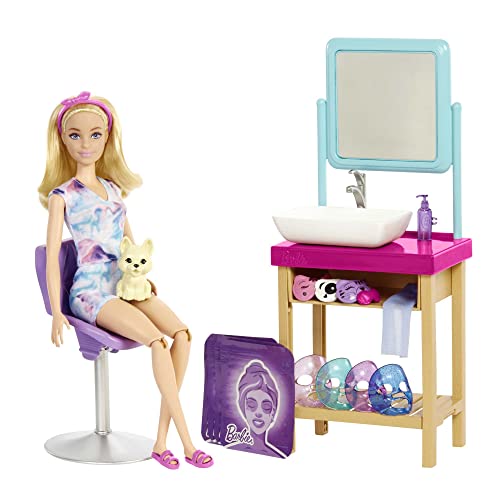 Barbie HCM82 - Glitzermaske Spa-Tag Spielset, blonde Puppe, 7 Spa-Masken, Waschbecken, Spiegel, Stuhl für insgesamt 15+ Accessoires, tolles Spielzeug Geschenk für Kinder ab 3 Jahren von Barbie