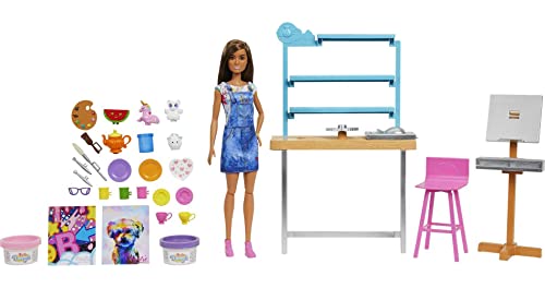 Barbie HCM85 - Relax and Create Kunst Studio, Puppe (ca 30 cm), 25+ Zubehörteile für Töpfern und Malen, Knete, Vasenform, Leinwände und mehr, tolles Spielzeug Geschenk für Kinder ab 3 Jahren von Barbie
