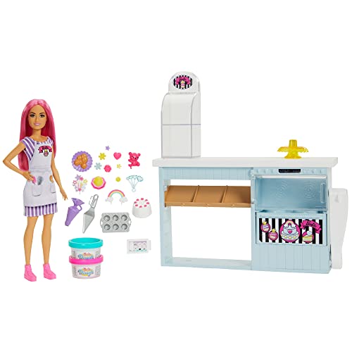 Barbie HGB73 - Tortenbäckerei Spielset mit Puppe (30 cm), Bäckerei, Kuchenherstellungsfunktion, +20 Zubehörteile: 2 Teigbehälter, Spritzbeutel, Dekors, Toppings & mehr, für Kinder ab 3 Jahren von Barbie