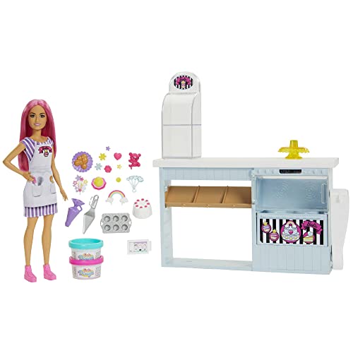 Barbie HGB73 - Tortenbäckerei Spielset mit Puppe (30 cm), Bäckerei, Kuchenherstellungsfunktion, +20 Zubehörteile: 2 Teigbehälter, Spritzbeutel, Dekors, Toppings & mehr, für Kinder ab 3 Jahren Barbie HGB73 - Tortenbäckerei Spielset mit Puppe (30 cm), Bäckerei, Kuchenherstellungsfunktion, +20 Zubehörteile: 2 Teigbehälter, Spritzbeutel, Dekors, Toppings & mehr, für Kinder ab 3 Jahren von Barbie