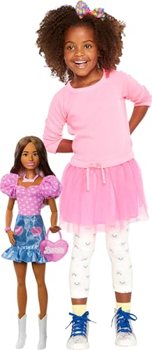 Barbie 71,1 cm große brünette Modepuppe mit abnehmbaren Moden, rosa Oberteil, Jeansrock und Cowboystiefeln, Halskette und Geldbörsen-Zubehör Barbie 71,1 cm große brünette Modepuppe mit abnehmbaren Moden, rosa Oberteil, Jeansrock und Cowboystiefeln, Halskette und Geldbörsen-Zubehör von Barbie