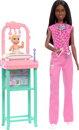 Barbie Baby Doktor Puppe mit brünetten Modepuppe in rosa Peelings, 1 Babypuppe mit Babyzubehör & Möbeln von Barbie