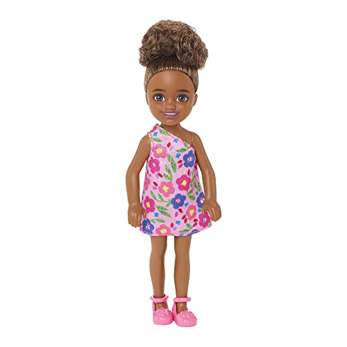 Barbie Chelsea Club – HGT07 – Puppe, 15 cm, mit Gelenken, Mädchen aus Mestizen mit rosa Blumen von Barbie