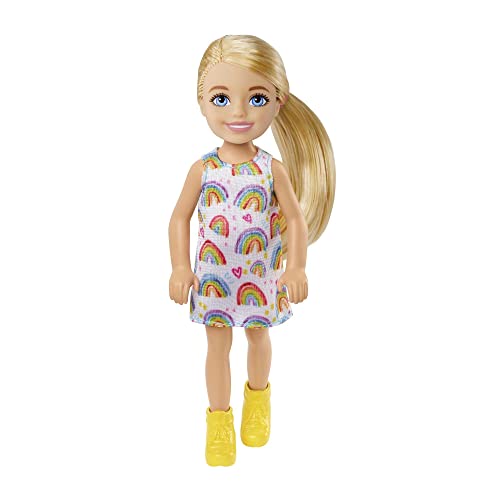 Barbie Chelsea Doll (Blonde) Wearing Rainbow-Print Dress and Yellow Shoes, Toy for Kids Ages 3 Years Old & Up von Barbie