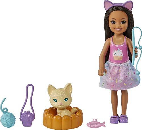 Barbie Chelsea Puppe & Zubehör, Brunette Puppe mit abnehmbarem Rock mit Streusel-Print, Kätzchen, Haustierbett & mehr Barbie Chelsea Puppe & Zubehör, Brunette Puppe mit abnehmbarem Rock mit Streusel-Print, Kätzchen, Haustierbett & mehr von Barbie