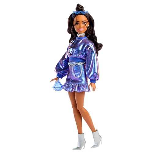 Barbie Deluxe Style-Puppe #7 mit blauem Metallic-Top und Rock, welligen braunen Haaren und Accessoires wie Silberschmuck, Kristall-Handtasche und Sonnenbrille, JFP42 Barbie Deluxe Style-Puppe #7 mit blauem Metallic-Top und Rock, welligen braunen Haaren und Accessoires wie Silberschmuck, Kristall-Handtasche und Sonnenbrille, JFP42 von Barbie