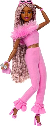 Barbie Deluxe Style-Puppe Nr. 4 mit Barbiecore-Outfit, rosa und braunen geflochtenen Zöpfchen, weichem rosafarbenem Oberteil mit pelzigem Kragen und passender Hose sowie Accessoires, HYV28 Barbie Deluxe Style-Puppe Nr. 4 mit Barbiecore-Outfit, rosa und braunen geflochtenen Zöpfchen, weichem rosafarbenem Oberteil mit pelzigem Kragen und passender Hose sowie Accessoires, HYV28 von Barbie