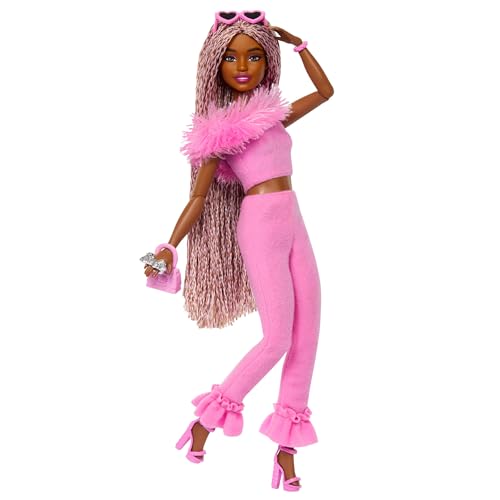 Barbie Deluxe Style-Puppe Nr. 4 mit Barbiecore-Outfit, rosa und braunen geflochtenen Zöpfchen, weichem rosafarbenem Oberteil mit pelzigem Kragen und passender Hose sowie Accessoires, HYV28 Barbie Deluxe Style-Puppe Nr. 4 mit Barbiecore-Outfit, rosa und braunen geflochtenen Zöpfchen, weichem rosafarbenem Oberteil mit pelzigem Kragen und passender Hose sowie Accessoires, HYV28 von Barbie