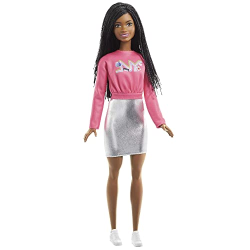 Barbie Barbiepuppe, Brooklyn Adventure for Two Serie, Schwarze Zöpfen, NYC Logo auf T-Shirt, inkl Puppe, Geschenk für Kinder, Spielzeug ab 3 Jahre,HGT14 von Barbie