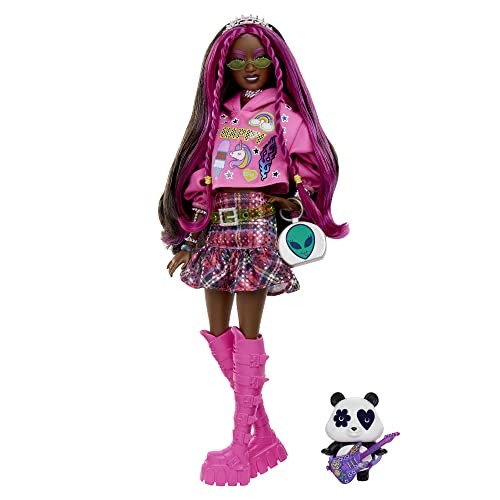 Barbie Extra, Schwarze schwarzem Haar und rosa Strähnchen, Rockstar Pandabär, Sonnenbrille, rosa Stiefel, Alien-Tasche, Aufkleber, inkl Puppe, Geschenke für Kinder ab 3 Jahren,HKP93 von Barbie