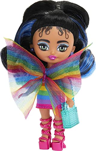 Barbie Extra Mini Minis mit blau-gestreiftem schwarzem Pferdeschwanz mit Regenbogenkleid, Zubehör und Ständer, 8,2 cm von Barbie