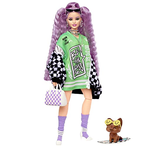Barbie Extra, lila Locken und Be The Boss grünes Kleid mit kariertem Mantel, Hund mit Surfbrett, Sonnenbrille, Handtasche, inkl Puppe, Geschenk für Kinder, Spielzeug ab 3 Jahre von Barbie