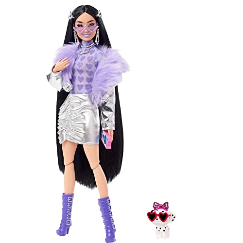 Barbie HHN07 - Extra Puppe (Schwarze Haare) mit lila Flausch-Kragen und Stiefeln, enthält Haustier mit Sonnenbrille und 15 Zubehörteile, Spielzeug für Kinder ab 3 Jahren von Barbie