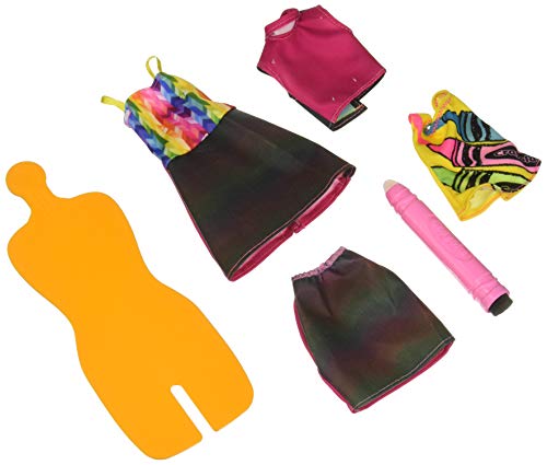 Barbie FHW86 - Crayola Regenbogen Mode Set - 2 Outfits zum Selbergestalten inkl. Zauberstift von Barbie