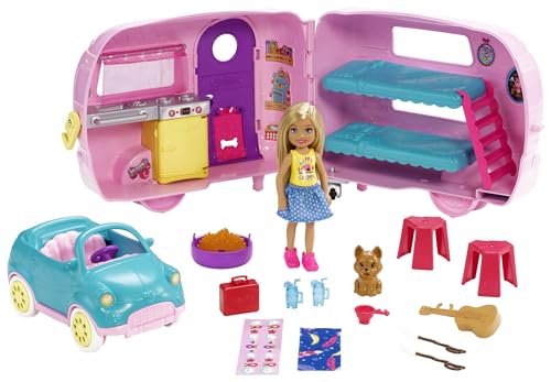Barbie FXG90 - Camper und Puppe Spielset mit Chelsea-Puppe, Hündchen, Auto, Wohnwagen, Feuerstelle, Gitarre und 10 Zubehörteilen, Geschenk für Kinder von 3 bis 7 Jahren von Barbie