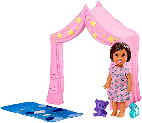 Barbie Skipper Babysitters Inc. Schlafenszeit-Spielset mit Kleinkind-Puppe, Zelt und Schlafsack von Barbie