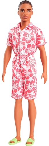 Barbie Fashionistas Ken-Puppe Nr. 235 brünett mit geflochtenen Haaren, korallenfarbenem Jumpsuit mit Hawaii-Muster und grünen Sandalen, HYT99 Barbie Fashionistas Ken-Puppe Nr. 235 brünett mit geflochtenen Haaren, korallenfarbenem Jumpsuit mit Hawaii-Muster und grünen Sandalen, HYT99 von Barbie