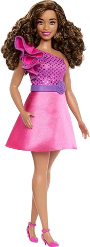 Barbie Fashionistas Puppe #225, kruvige Körpergröße mit braunem Haar, glitzerndem Kleid in Pink und Zubehörteilen, sammelbare Modepuppe zum 65. Jubiläum, HRH22 Barbie Fashionistas Puppe #225, kruvige Körpergröße mit braunem Haar, glitzerndem Kleid in Pink und Zubehörteilen, sammelbare Modepuppe zum 65. Jubiläum, HRH22 von Barbie