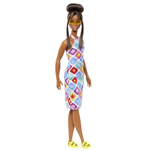 Barbie Fashionistas - Puppe Nr. 210 mit glamourösem Dutt und gehäkeltem Neckholder-Midikleid, Goldener Sonnenbrille und klobigen gelben Sandalen, für Kinder ab 3 Jahren, HJT07 von Barbie