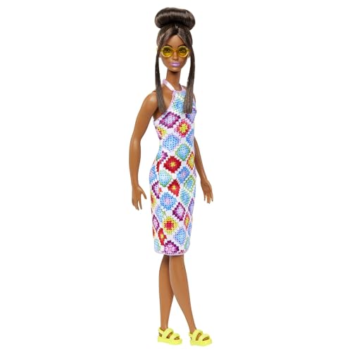 Barbie Fashionistas - Puppe Nr. 210 mit glamourösem Dutt und gehäkeltem Neckholder-Midikleid, Goldener Sonnenbrille und klobigen gelben Sandalen, für Kinder ab 3 Jahren, HJT07 Barbie Fashionistas - Puppe Nr. 210 mit glamourösem Dutt und gehäkeltem Neckholder-Midikleid, Goldener Sonnenbrille und klobigen gelben Sandalen, für Kinder ab 3 Jahren, HJT07 von Barbie