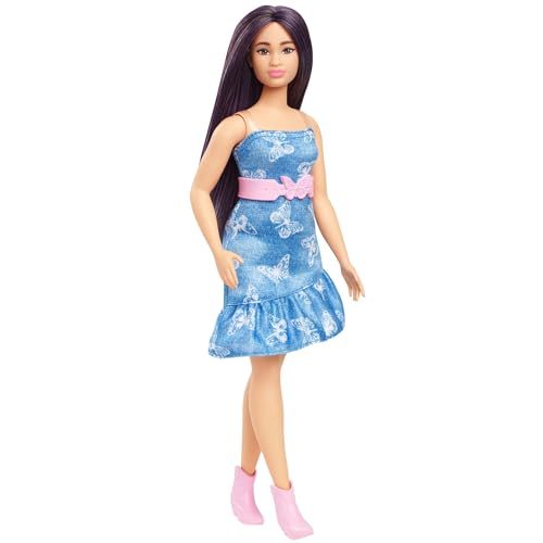 Barbie Fashionistas-Puppe Nr. 231 mit violettem Haar, trägerlosem Denim-Kleid mit Schmetterlingsdruck mit rosa Gürtel und Stiefeln, HYT89 Barbie Fashionistas-Puppe Nr. 231 mit violettem Haar, trägerlosem Denim-Kleid mit Schmetterlingsdruck mit rosa Gürtel und Stiefeln, HYT89 von Barbie