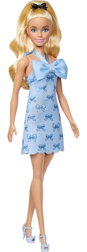 Barbie Fashionistas-Puppe Nr. 237 mit gewelltem, blondem Haar, das zu einem Zopf gebunden ist, und blauem Neckholderkleid mit Schleife, schwarzer Haarschleife und passenden blauen Absatzschuhen, HYT93 Barbie Fashionistas-Puppe Nr. 237 mit gewelltem, blondem Haar, das zu einem Zopf gebunden ist, und blauem Neckholderkleid mit Schleife, schwarzer Haarschleife und passenden blauen Absatzschuhen, HYT93 von Barbie