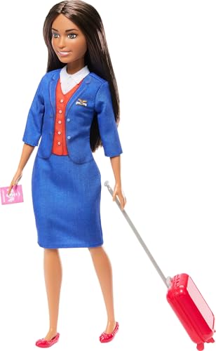 Barbie Flight Attendant Brünette Modepuppe in Abnehmbarer Blauer Uniform, inklusive Rollgepäckkoffer, Kopfhörer und Reisepasszubehör von Barbie