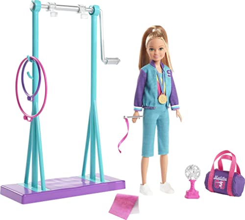 Barbie GBK59 Turnerin Stacie und Turn-Spielset mit Drehstange und 7 passenden Zubehörteilen für Kinder im Alter von 3–7 Jahren von Barbie