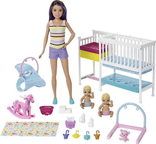 Barbie GFL38 - “Skipper Babysitters Inc.” Kinderzimmer Spielset, 2 Babypuppen, Kinderbett, 10 Zubehörteile, Babyausstattung, themenbezogenes Spielzeug, Geschenkset für Kinder ab 3 Jahren von Barbie