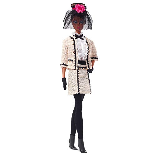 Barbie GHT65 - Fashion Model Kollektion Best to A Tea Puppe, ca. 30 cm groß, Signature Puppe mit Silkstone-Körper, cremefarbenem Bouclé-Anzug und Echtheitszertifikat Barbie GHT65 - Fashion Model Kollektion Best to A Tea Puppe, ca. 30 cm groß, Signature Puppe mit Silkstone-Körper, cremefarbenem Bouclé-Anzug und Echtheitszertifikat von Barbie