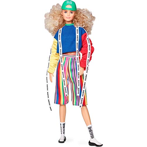 Barbie GHT92 - Modepuppe Mir blonden Locken, Sweatshirt in Blockfarben mit Logo-Aufdruck, voll beweglich, mit Accessoires und Puppenständer, Spielzeug ab 6 Jahren von Barbie