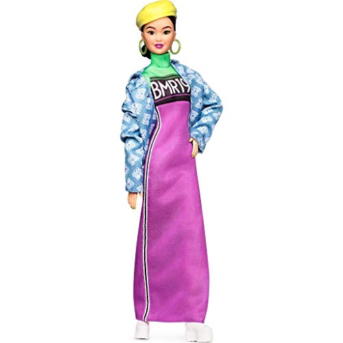 Barbie GHT95 - voll bewegliche Modepuppe, brünett, mit neonfarbenem Motocross-Kleid, Jeans-Jacke und Barett, Accessoires und Puppenständer, Spielzeug ab 6 Jahren von Barbie