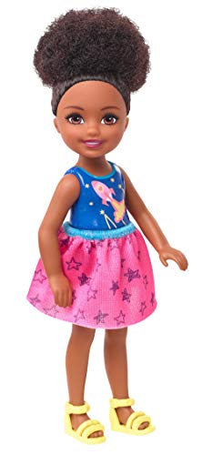 Barbie GHV62 - Club Chelsea Puppe (brünett) mit Weltraum-Motiv, Spielzeug ab 3 Jahren von Barbie
