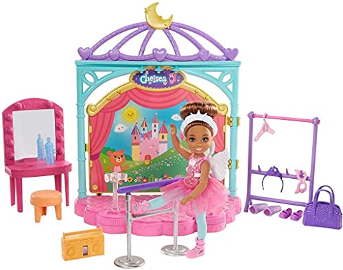 Barbie GHV81 - Chelsea Ballett-Spielset mit Puppe, ca. 15 cm, brünett, mit Bühne, Zubehörteilen wie Ballettstange, Moden und Accessoires, Spielzeug Geschenk für Kinder von 3 bis 7 Jahren von Barbie