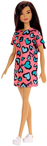 Barbie GHW46 - Chic Puppe (brünett) im pinken Kleid mit blauem Herzaufdruck und Schuhen, ab 3 Jahren von Barbie