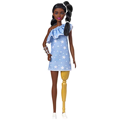 Barbie GHW60 Fashionistas Puppe 146 (schwarzhaarig) mit Beinprothese, 2 gedrehten Zöpfen und Kleid mit Sternenmuster von Barbie