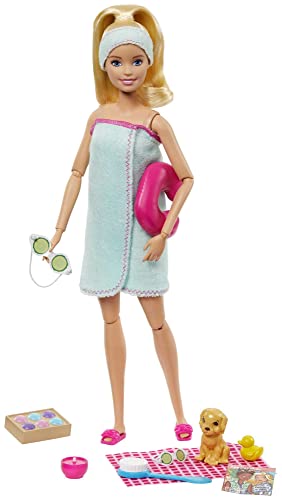 Barbie GJG55 - Wellness Spa-Puppe, blond, mit Hündchen und 9 Zubehörteilen, einschließlich Nackenkissen, Gummiente und Gurken-Augenmaske, Spielzeug Geschenk für Kinder von 3 bis 7 Jahren von Barbie