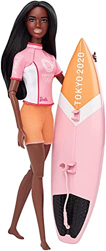 Barbie GJL76 - Olympische Sommerspiele Tokyo 2020 Surferin Puppe mit Outfit, Tokyo 2020-Jacke, Medaille, Tokyo 2020-Surfboard mit Finnen, Spielzeug für Kinder ab 3 Jahren von Barbie