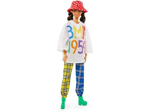 Barbie GNC48 - vollbewegliche Modepuppe (braune Haare, ca. 30 cm), mit Mesh-T-Shirt, Karierter Jogginghose und Bucket Hat, ab 6 Jahren von Barbie