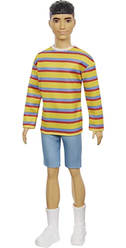 Barbie GRB91 - Ken Fashionistas Puppe (braunhaarig) mit Zubehör, im gestreiften Oversized-Shirt mit Schuhen, Spielzeug für Kinder von 3 bis 8 Jahren von Barbie